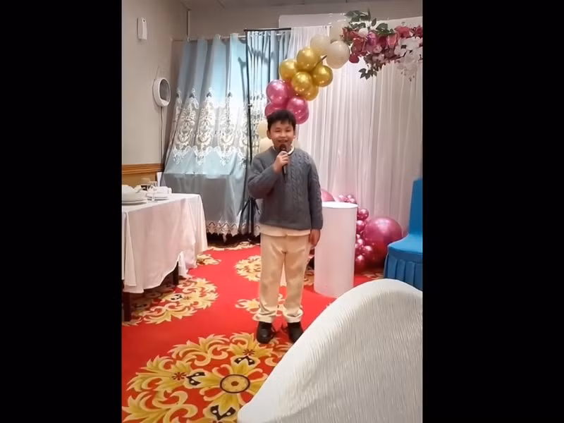 Diễm Hương tiết lộ con trai xin phép được cho ba dượng là ba. "Noah hạnh phúc và đã chuẩn bị bài phát biểu này từ 6 tháng về trước, dặn mẹ phải bí mật đến giây phút cuối cùng", nàng hậu cho biết thêm.