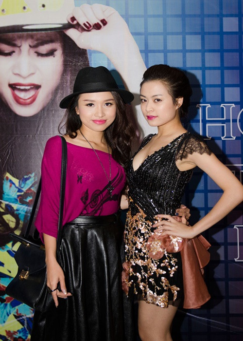 Thời thanh xuân, Hoàng Thùy Linh và Vân Hugo thường xuyên đèo nhau trên chiếc xe máy trên các con phố của Hà Nội. Ảnh: Gia Đình Việt Nam.