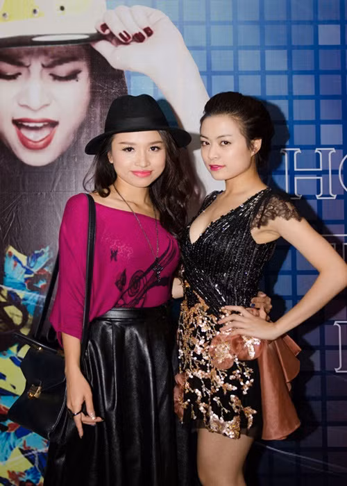 Thời thanh xuân, Hoàng Thùy Linh và Vân Hugo thường xuyên đèo nhau trên chiếc xe máy trên các con phố của Hà Nội. Ảnh: Gia Đình Việt Nam.