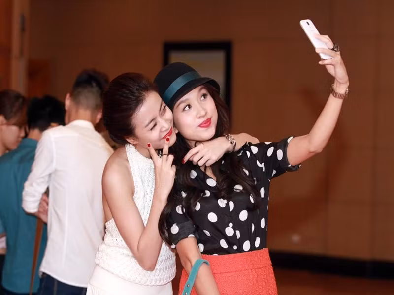 Vân Hugo chia sẻ, cô chứng kiến Hoàng Thùy Linh trưởng thành. Cả hai đang có một tình bạn đặc biệt. Ảnh: FBNV.