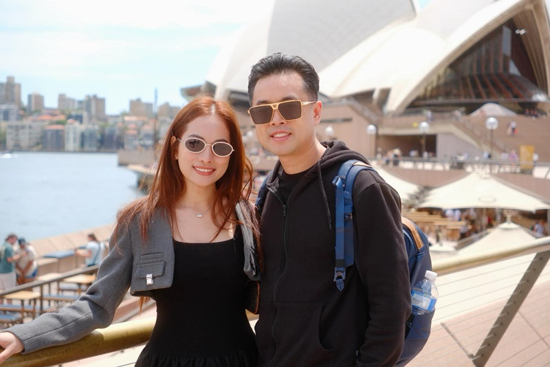 Dương Khắc Linh chiều chuộng vợ. Anh nhận làm thay hết việc nhà giúp Ngọc Duyên từ dọn dẹp nhà cửa, nấu nướng đến bê đồ. Ảnh: FBNV.