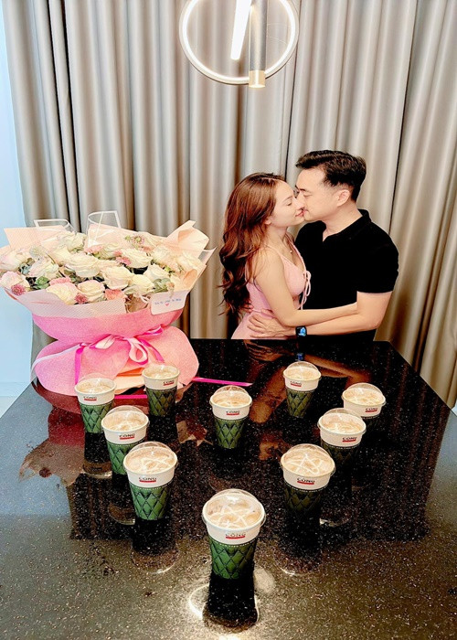 Ngọc Duyên cho biết kinh tế trong nhà do chồng nắm giữ. "Tôi không biết anh ấy có bao nhiêu tiền, tiền tôi làm thì anh ấy biết", Ngọc Duyên chia sẻ. Ảnh: FBNV.