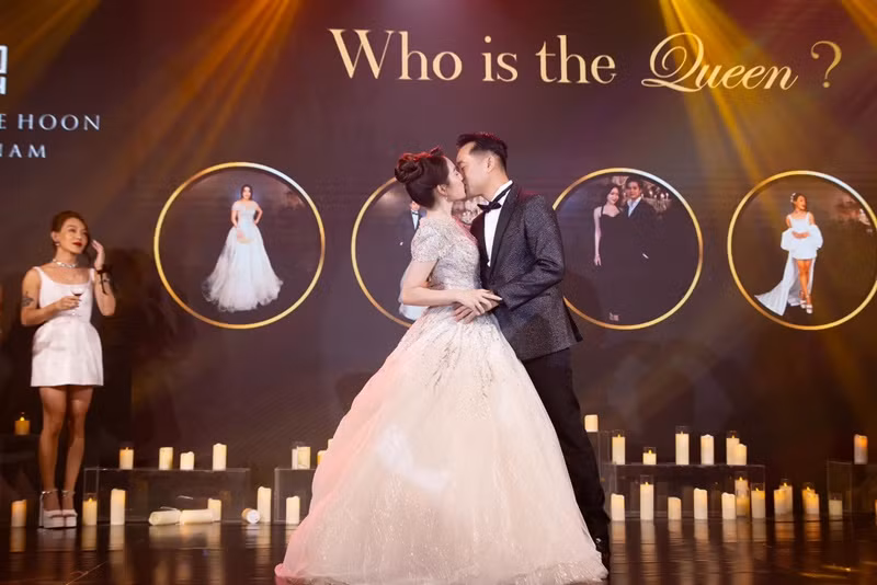 Dương Khắc Linh và Ngọc Duyên tổ chức đám cưới vào tháng 6/2019. Nam nhạc sĩ thú nhận, anh phải tranh thủ kết hôn trước khi vợ kém 13 tuổi đổi ý. Ảnh: FBNV.