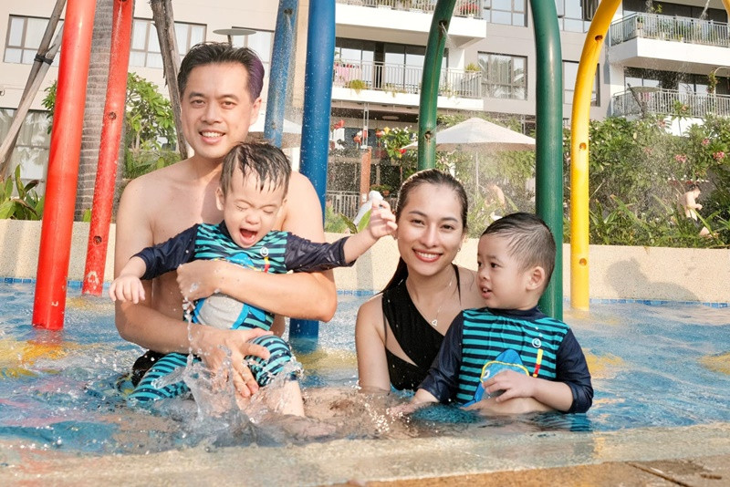 Cuối tháng 10/2020, vợ Dương Khắc Linh sinh đôi. Cặp đôi hiện có cuộc sống hạnh phúc. Ảnh: FBNV.