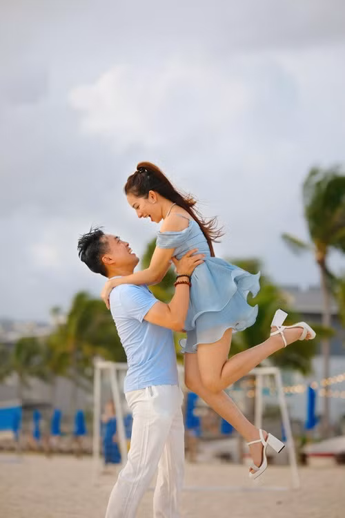 Trong cuộc phỏng vấn với Vietnamnet, Dương Khắc Linh cho biết, do từng có trải nghiệm tình cảm rất đau đầu, mệt mỏi và muôn vàn sóng gió, anh tự thấy may mắn khi được sống chung với Ngọc Duyên vì cả hai không bao giờ cãi vã, gây gổ. Ảnh: FBNV.