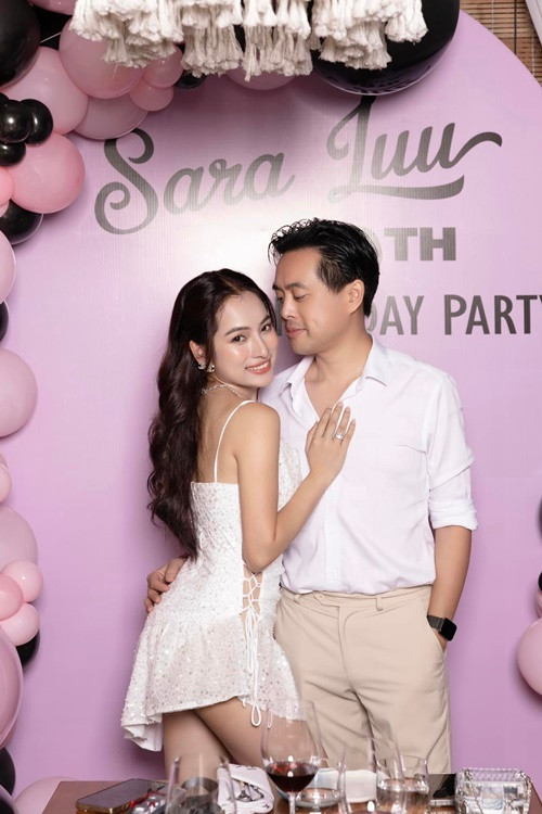 “Mỗi sáng thức dậy, tôi thường quay sang nhìn vợ đầu tiên, thấy rất yêu và hài lòng, có thể nhìn hoài không chán. Thật ra, vẻ đẹp có liên kết chặt chẽ với cảm xúc. Nếu sống cùng người thường xuyên gây gổ, cô ấy có đẹp mấy bạn nhìn cũng chán ngán. Nhờ hôn nhân hạnh phúc, tôi vẫn yêu vợ như thời mới quen”, anh nói. Ảnh: FBNV.