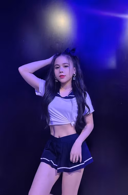 Tạo hình gợi cảm, trẻ trung của Đoàn Trinh trong phim Tết. Ảnh: FBNV.