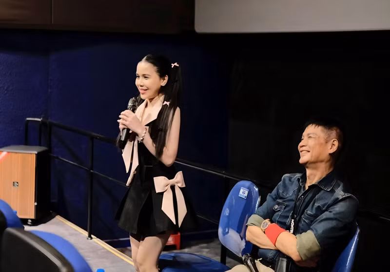 Theo Người Lao Động, đạo diễn Lê Hoàng cố tình giấu tuổi của Đoàn Trinh, không công bố nhưng khẳng định cô đủ tuổi theo pháp luật để đóng các cảnh nóng trong phim Trà. Ảnh: FBNV.