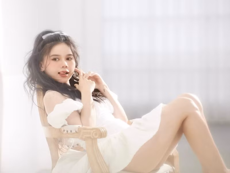 Nữ diễn viên phim Trà sở hữu gương mặt xinh xắn, trẻ trung. Ảnh: FBNV.