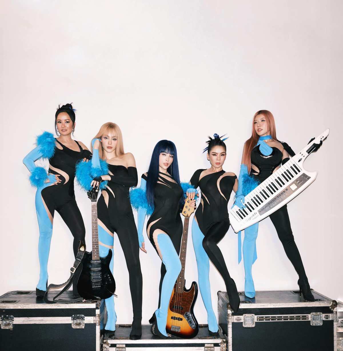 Mới đây, Lệ Quyên vướng tin đồn bất hòa với Trang Pháp. Trong khi đó, Mlee lại rất thân thiết với Lệ Quyên và Trang Pháp.