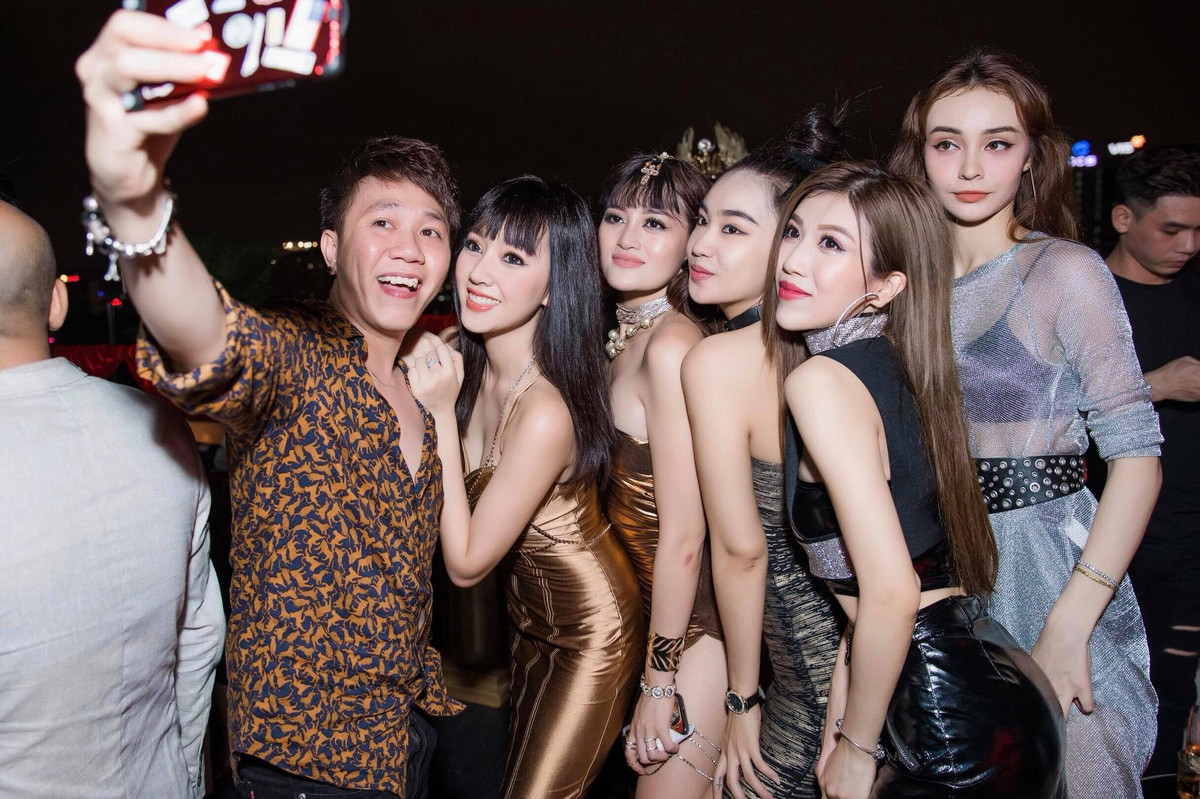 Cả hai cùng một nhóm bạn có Băng Di, Thùy Anh, Khả Ngân.