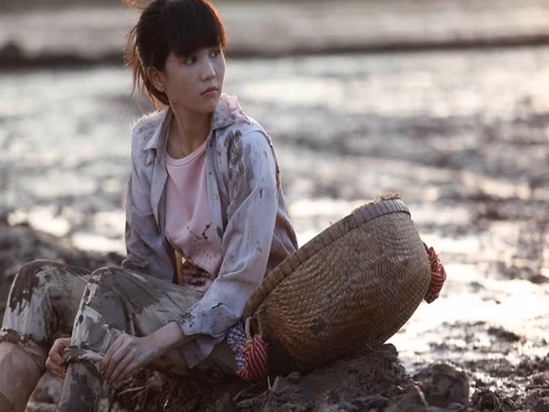 Nội dung bộ phim Vòng eo 56 kể về chính cuộc đời của Ngọc Trinh. Sau khi phim công chiếu, diễn xuất của cô vấp phải những ý kiến trái chiều. Nhiều khán giả chê Ngọc Trinh đọc thoại không cảm xúc, biểu cảm vô hồn. Trong các cảnh quay lam lũ, cô vẫn giữ làn da trắng nõn nà trong khi ngày xưa khá đen đúa. Ảnh: FBNV.