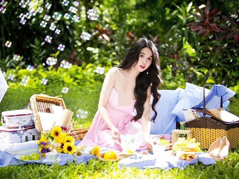 Khắc Tiệp giúp Ngọc Trinh làm người mẫu diễn tại hội chợ. Nhờ các bộ ảnh gợi cảm trong trang phục nội y, Ngọc Trinh được mệnh danh là nữ hoàng nội y. Ảnh: FBNV.