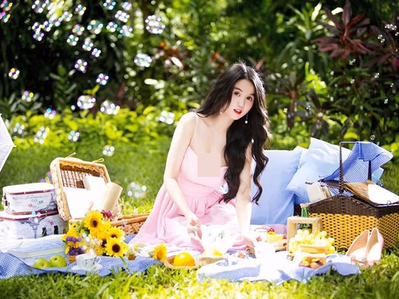 Khắc Tiệp giúp Ngọc Trinh làm người mẫu diễn tại hội chợ. Nhờ các bộ ảnh gợi cảm trong trang phục nội y, Ngọc Trinh được mệnh danh là nữ hoàng nội y. Ảnh: FBNV.