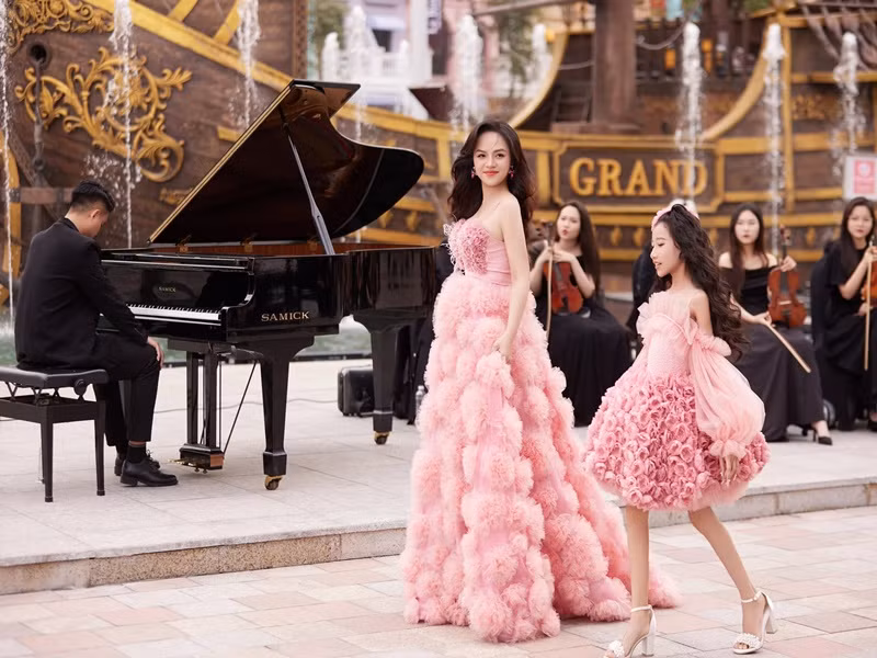 Thu Quỳnh chia sẻ, từ ngày mang bầu con gái, cô bỗng nhiên nữ tính hơn.