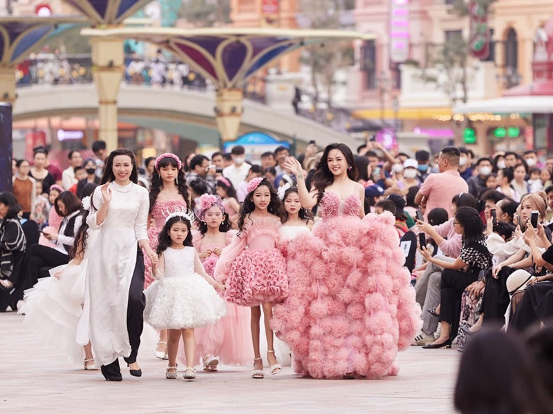 Thu Quỳnh rạng rỡ bên các người mẫu nhí.