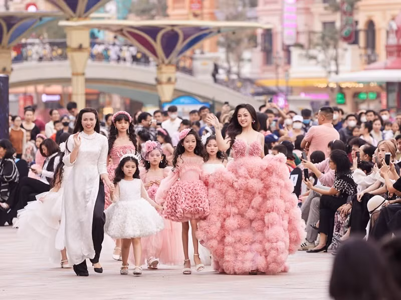 Thu Quỳnh rạng rỡ bên các người mẫu nhí.