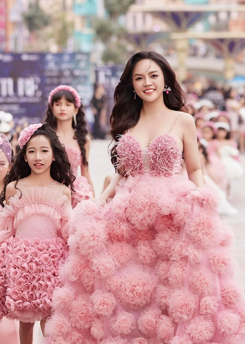 Chiếc váy bồng bềnh giúp nữ diễn viên khéo che bụng bầu.