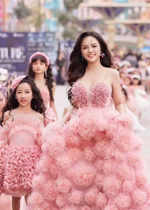 Chiếc váy bồng bềnh giúp nữ diễn viên khéo che bụng bầu.