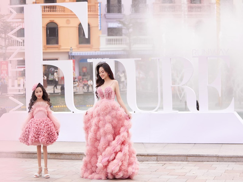 Thu Quỳnh cảm ơn NTK Yến Ngô đã mời cô đi diễn và dành riêng cho cô chiếc váy này.