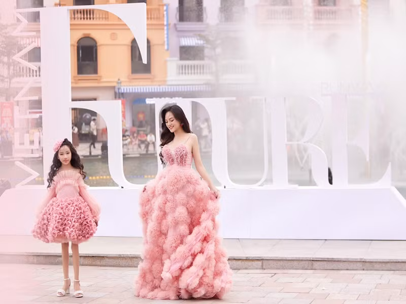 Thu Quỳnh cảm ơn NTK Yến Ngô đã mời cô đi diễn và dành riêng cho cô chiếc váy này.