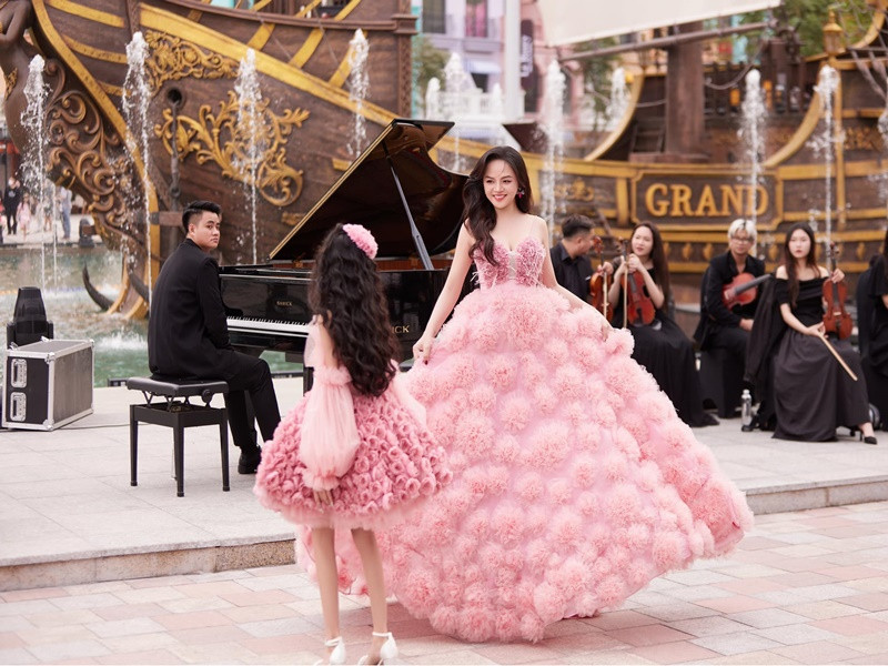 "Lần đầu em bé cùng mẹ diễn thời trang này. Trộm vía, có vẻ em cũng khoái nên em ngoan, không quấy mẹ tí nào! Ngược lại, mẹ phấn khởi, cứ cười suốt thôi", nữ diễn viên tâm sự thêm.