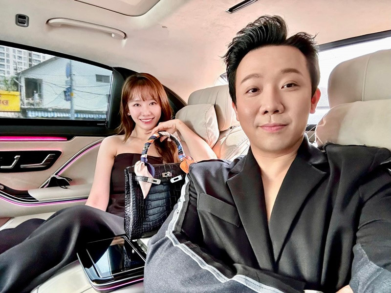 Nam danh hài cho biết: "Vợ chồng tôi chưa bao giờ giống vợ chồng đã ở với nhau 7 năm, bởi ai nhìn vào cứ tưởng như mới hẹn hò. Ngày nào chúng tôi cũng như vậy, mỗi ngày đều là tình yêu". Ảnh: FBNV.