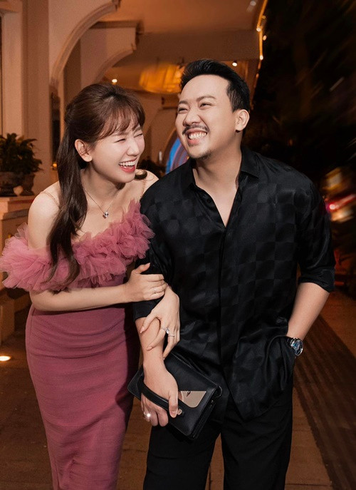 Biết Hari Won thích ăn uống, mỗi khi Trấn Thành đi diễn hoặc đi xa, thấy có món gì ngon đều mang về cho vợ. Ảnh: FBNV.