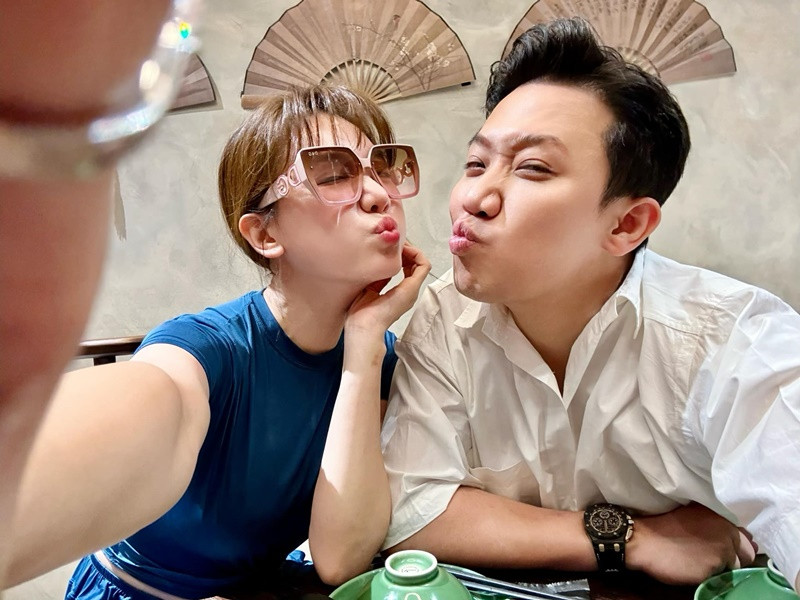 Trấn Thành thích chăm sóc Hari Won bởi vậy anh không ngại vào bếp nấu nướng cho vợ. Ảnh: FBNV.