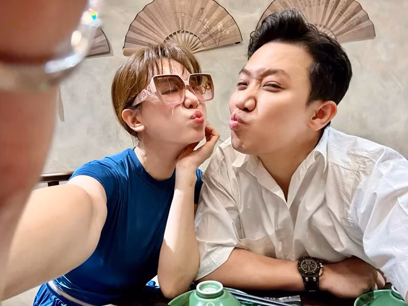 Trấn Thành thích chăm sóc Hari Won bởi vậy anh không ngại vào bếp nấu nướng cho vợ. Ảnh: FBNV.