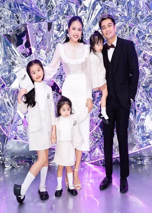 Mới đây, vợ chồng Vân Trang đưa cả ba cô con gái tham gia sự kiện.