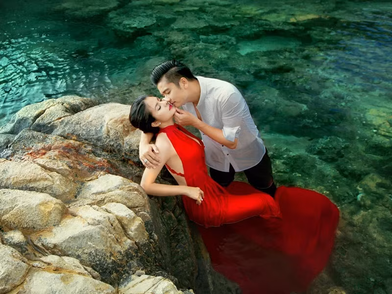 Trong một chương trình tháng 9/2023, Vân Trang chia sẻ về chuyện tình với chồng. Cô kể, phải tới lần thứ 3 khi đi cùng nhóm bạn, cô mới thấy Quân Lê nói chuyện có duyên.