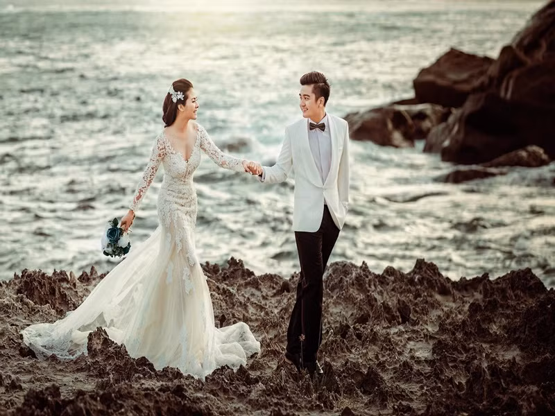 Vợ chồng Vân Trang chụp ảnh cưới trên bờ biển.