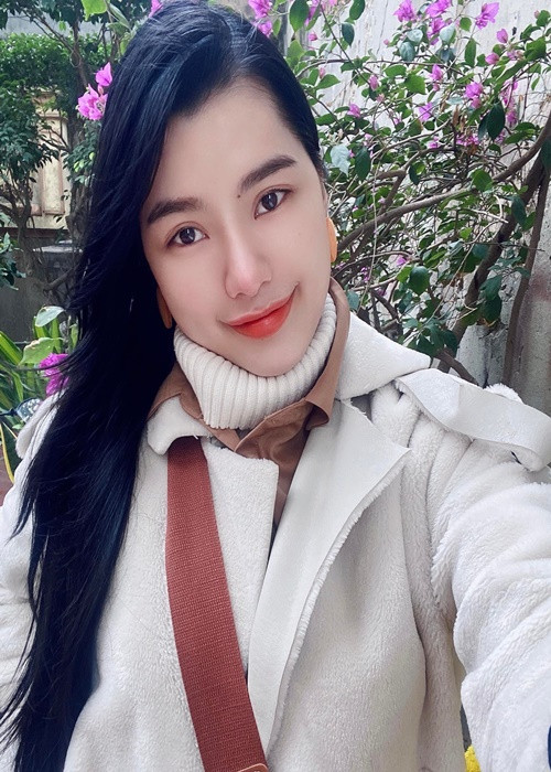 “Tuổi thơ tôi là những năm tháng nhiều cơ cực, tổn thương và thấm đẫm nước mắt, luôn phải sống trong sợ hãi. Ngay từ nhỏ, tôi phải làm nhiều việc để có tiền mưu sinh và để trang trải học phí. 10 tuổi, tôi bắt đầu công việc phát tờ rơi, rửa bát thuê cho quán ăn ngoài chợ; lớn hơn một chút xin làm công nhân bán thời gian cho công ty sản xuất bao bì”, nàng hậu kể. Ảnh: FBNV.