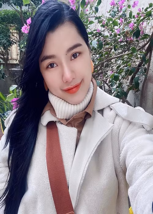 “Tuổi thơ tôi là những năm tháng nhiều cơ cực, tổn thương và thấm đẫm nước mắt, luôn phải sống trong sợ hãi. Ngay từ nhỏ, tôi phải làm nhiều việc để có tiền mưu sinh và để trang trải học phí. 10 tuổi, tôi bắt đầu công việc phát tờ rơi, rửa bát thuê cho quán ăn ngoài chợ; lớn hơn một chút xin làm công nhân bán thời gian cho công ty sản xuất bao bì”, nàng hậu kể. Ảnh: FBNV.