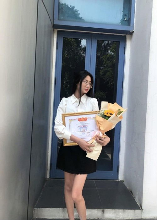 Mẹ của Xuân Hạnh tái hôn. Nàng hậu gọi chồng hiện tại của mẹ bằng ba dượng. Ảnh: Tiền Phong.