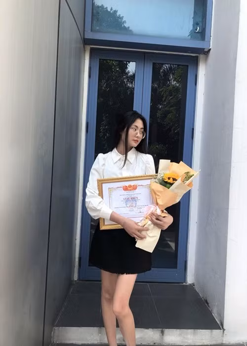 Mẹ của Xuân Hạnh tái hôn. Nàng hậu gọi chồng hiện tại của mẹ bằng ba dượng. Ảnh: Tiền Phong.