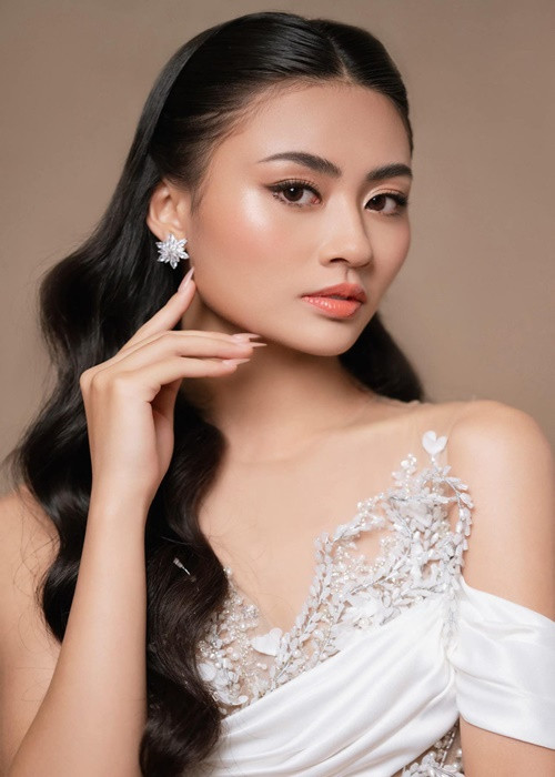 “Đó cũng là điều mà mẹ tôi khá buồn, do mẹ và ba không thể đến cổ vũ con gái. Nhưng tôi tin rằng dù mẹ và ba không xuất hiện ở sự kiện này, họ vẫn mỉm cười tự hào về Xuân Hạnh”, Saostar dẫn lời Xuân Hạnh.