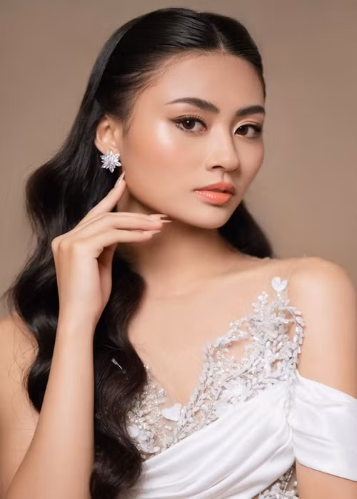 “Đó cũng là điều mà mẹ tôi khá buồn, do mẹ và ba không thể đến cổ vũ con gái. Nhưng tôi tin rằng dù mẹ và ba không xuất hiện ở sự kiện này, họ vẫn mỉm cười tự hào về Xuân Hạnh”, Saostar dẫn lời Xuân Hạnh.