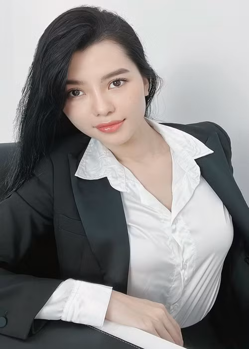 Theo Tiền Phong, đến năm 16 tuổi, Hoàng Thị Nhung bắt đầu kinh doanh online và đang điều hành công ty cung cấp sản phẩm chăm sóc da cho nam giới. Ảnh: FBNV.