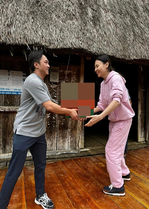 Vợ chồng Đàm Thu Trang cùng đi làm từ thiện.