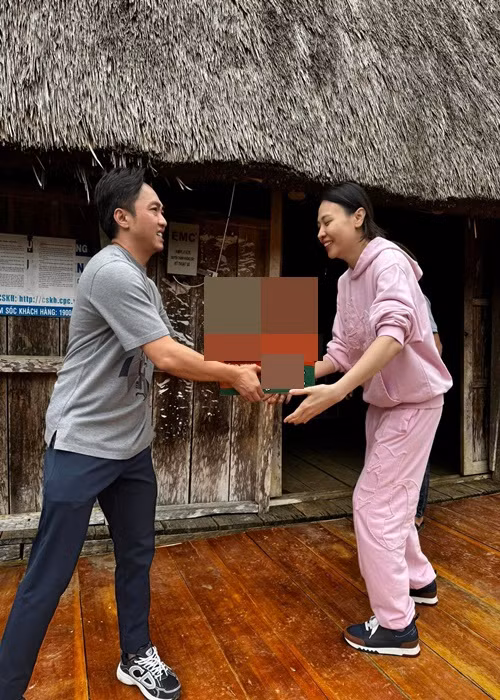 Vợ chồng Đàm Thu Trang cùng đi làm từ thiện.