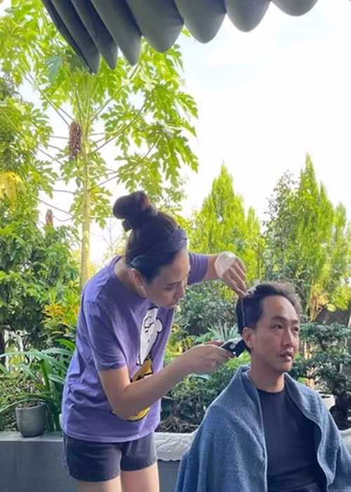 Năm 2021 doanh nhân Cường Đô la đăng tải hình ảnh được bà xã Đàm Thu Trang cắt tóc tại nhà.