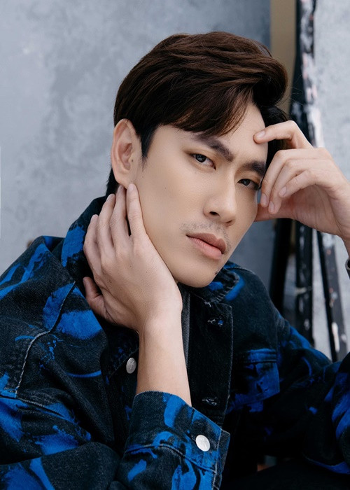 Cát sê của Kiều Minh Tuấn được cho là không hề thấp. Nam diễn viên từng để lộ cát sê khi hoàn trả lại nhà sản xuất phim Chú ơi đừng lấy mẹ con hơn 900 triệu. Ảnh: FBNV.