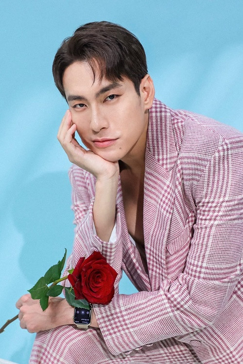 Có thu nhập “khủng”, Kiều Minh Tuấn không phô trương sự giàu có của mình. Ảnh: FBNV.