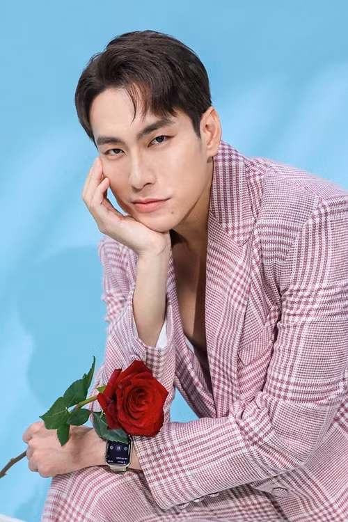 Có thu nhập “khủng”, Kiều Minh Tuấn không phô trương sự giàu có của mình. Ảnh: FBNV.