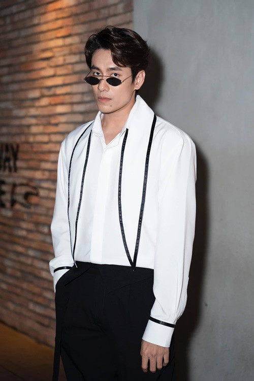 Kiều Minh Tuấn trải lòng về hành trình thành sao: “Con đường của tôi khó đi. Tôi từng là người không có gì trong tay, phải đi khuân vác, đóng vai quần chúng, vai phụ, vai vượt ngoài khả năng của mình... rồi mới có được ngày hôm nay. Tôi đã rất nỗ lực, tự mình bước đi để đạt được thành công". Ảnh: FBNV.