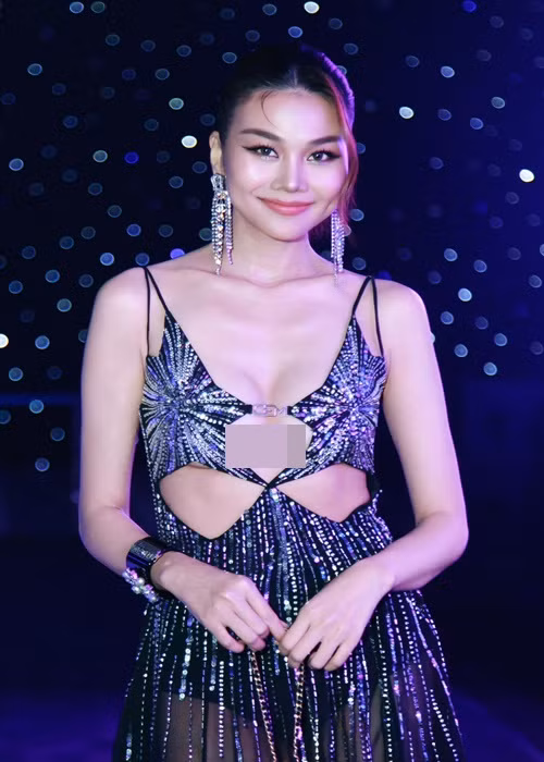 Thanh Hằng diện trang phục khoe vòng một.