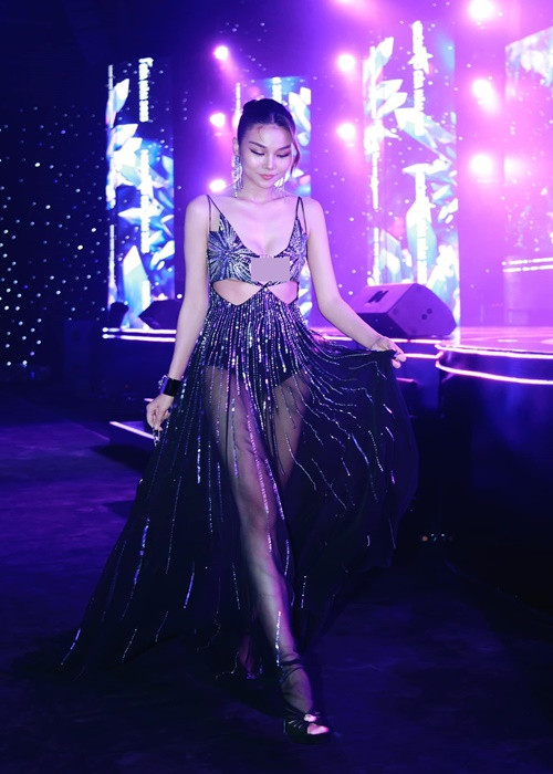 Vắng chồng, Thanh Hằng khoe vòng một gợi cảm tại sự kiện Vang chong, Thanh Hang khoe vong mot goi cam tai su kien