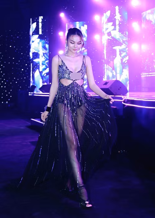 Tham gia một sự kiện mới đây, siêu mẫu Thanh Hằng gây chú ý bởi vẻ ngoài gợi cảm.